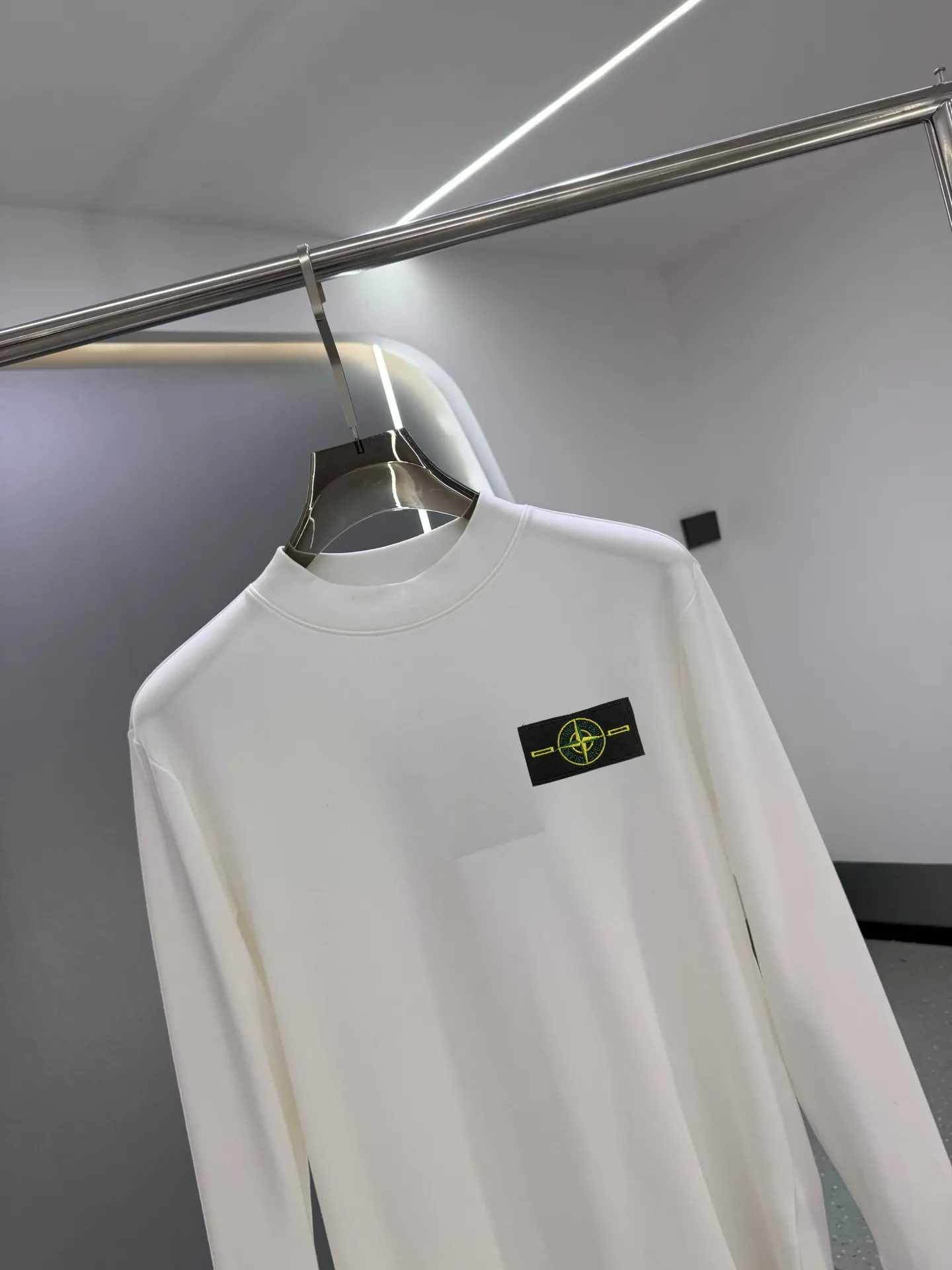 P220 Stone Island 2025 autumn and winter men's latest trade order mid-collar bottoming shirt, in full condition! ! Designed with logo embroidery! Customized 100% pure cotton fabric! Weighing 330g, the upper body is comfortable and breathable, not stiff, and has a rich three-dimensional feel overall. It is a quality export order that meets the simple needs of commuters. The upper body effect is very good, slimming, and not picky about the figure. The fabric workmanship is impeccable. Black White Size: XS-2XL